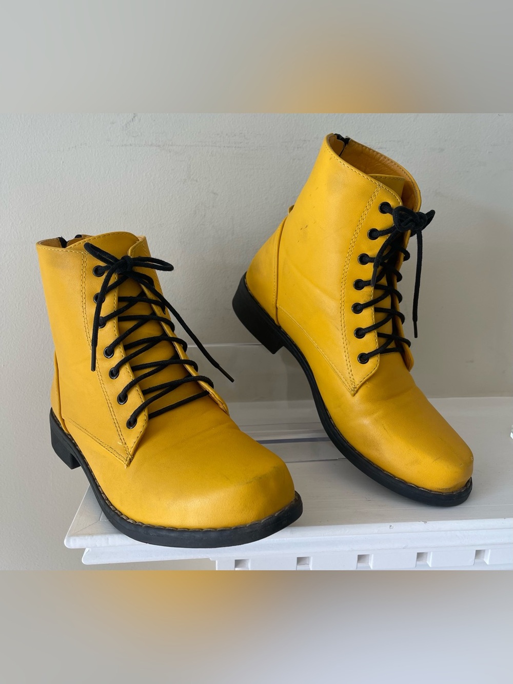 Harper Women’s Yellow Lace-Up Ankle Boots - Classic Urban Style EUC Size 7.5 - Picture 2 of 11